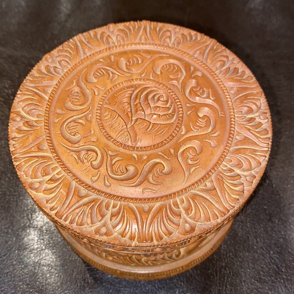 Handcrafted Wooden Powder Box - Picture 5 of 7